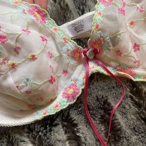 DKNY White/Floral embroidered